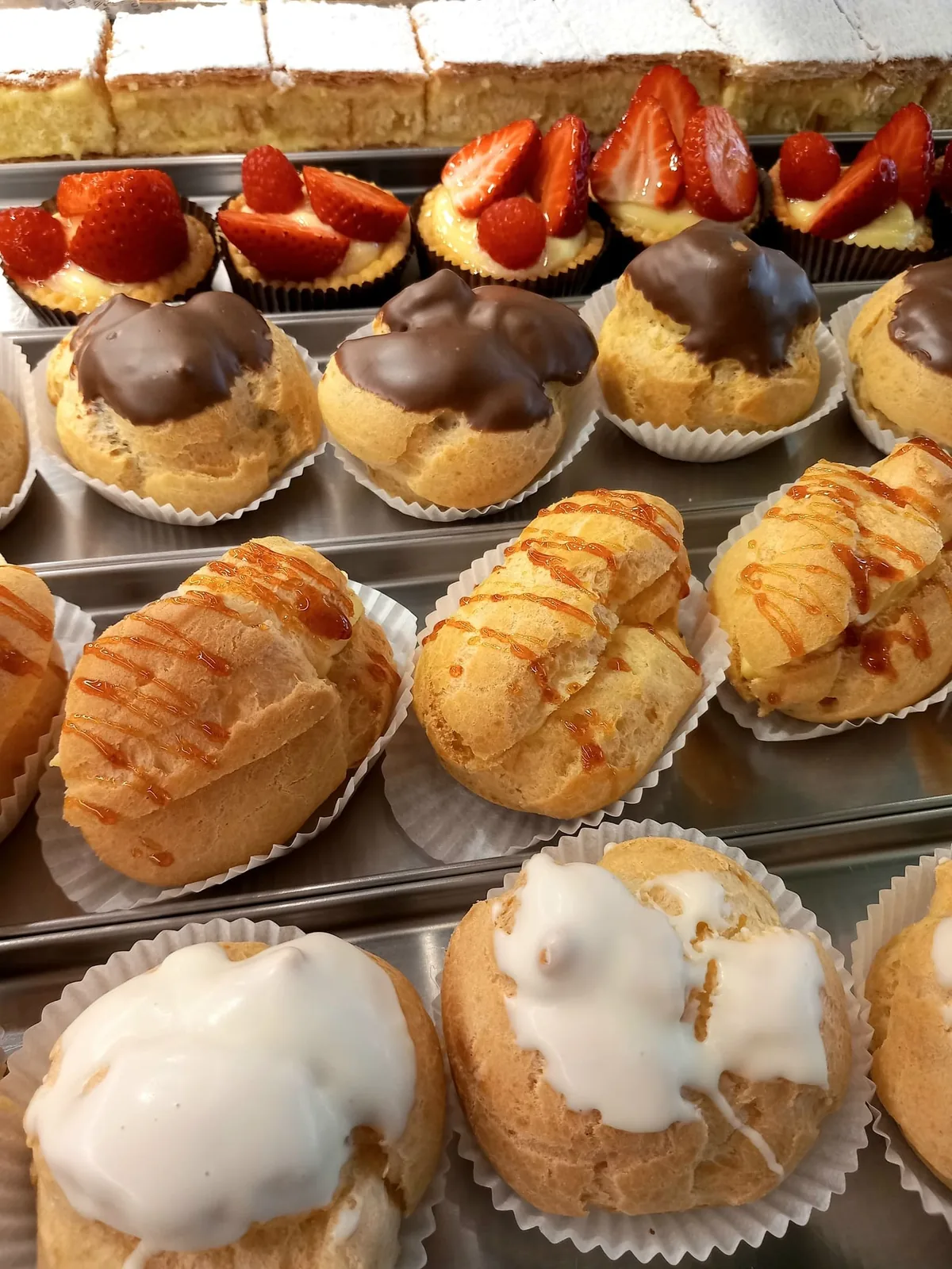 bigne-cioccolato-crema-fragola-vetrina-cestonaro