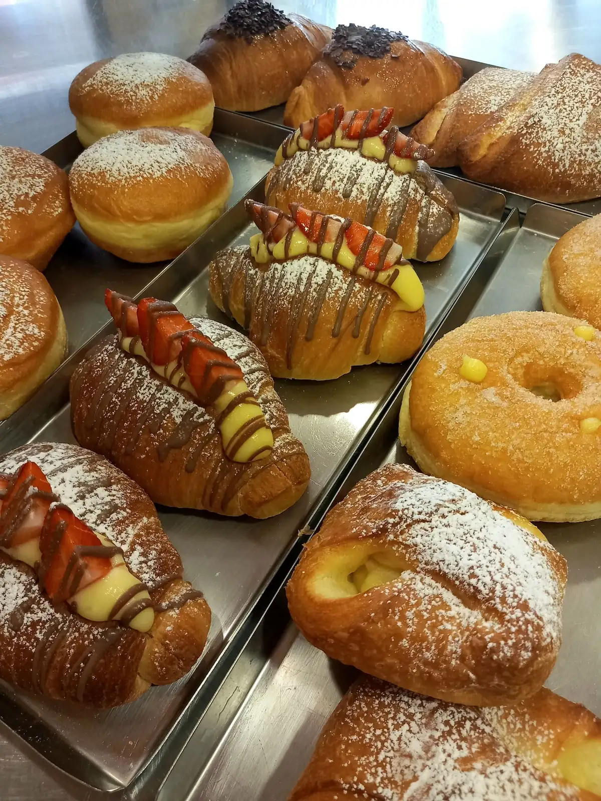 brioche-crema-fragole-cioccolato-vetrina-cestonaro