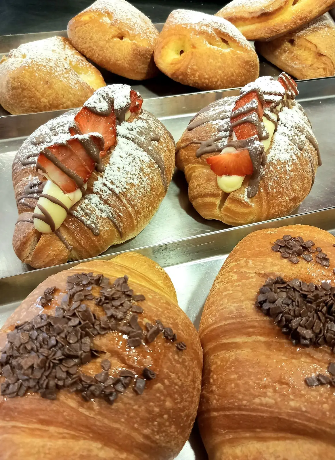 croissant-fragole-crema-granella-cioccolato-cestonaro