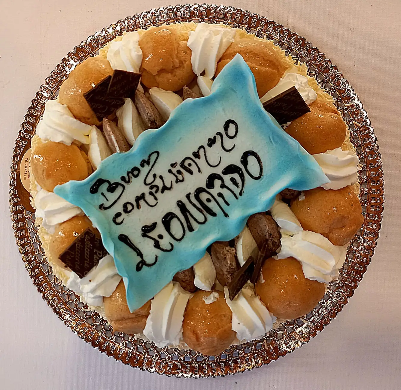 torta-bigne-targa-azzurra-personalizzata-cestonaro
