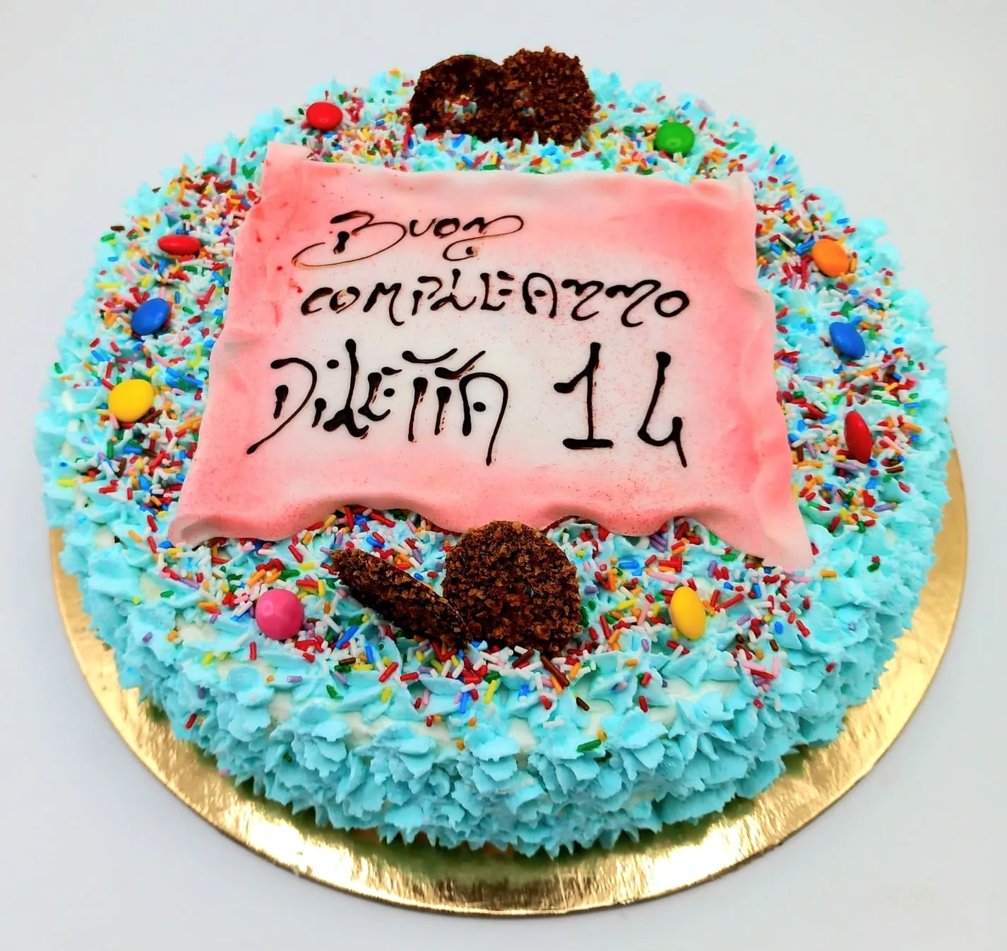 torta-compleanno-decorata-caramelle-colorate-cestonaro