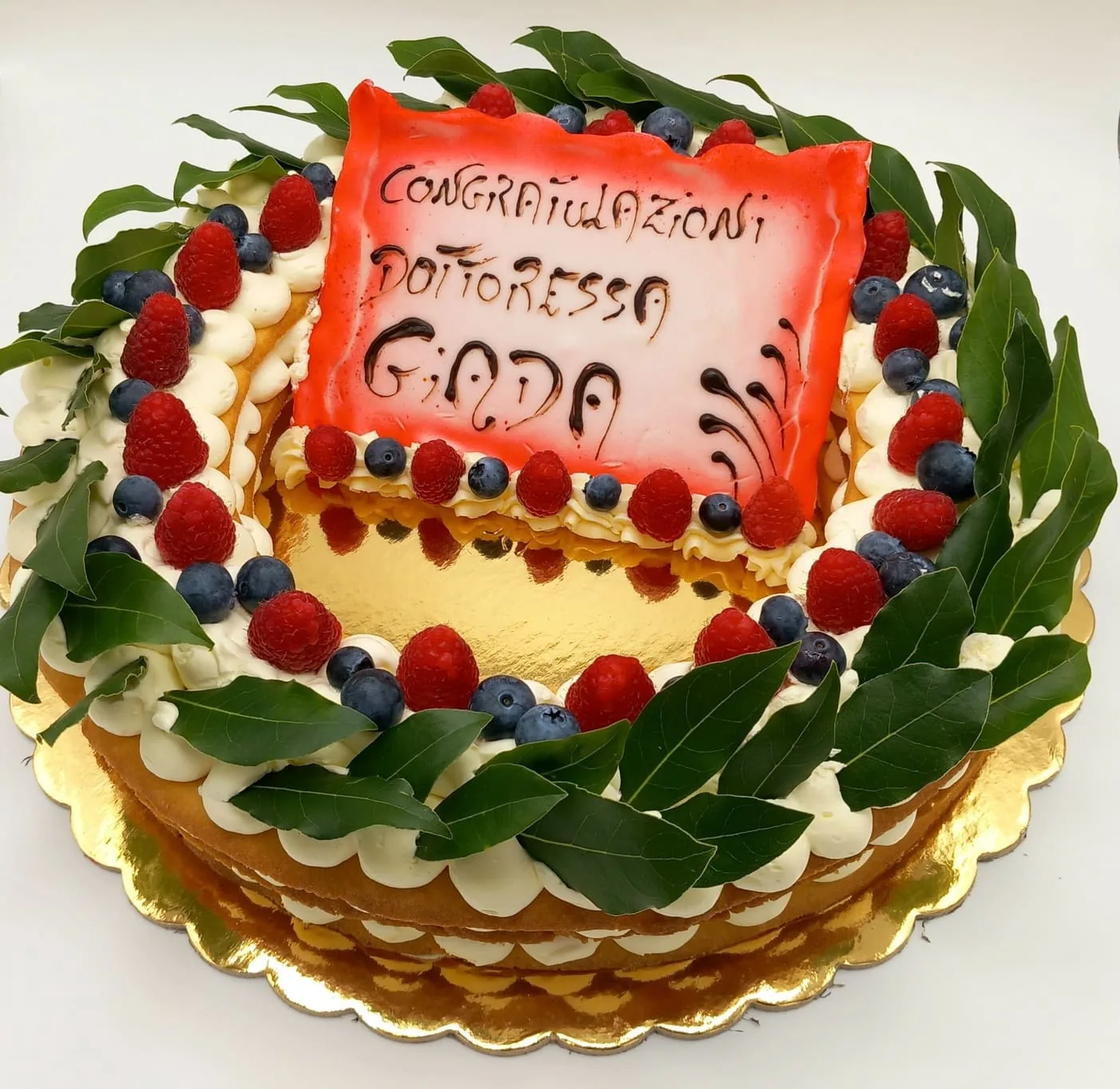 torta-laurea-corona-alloro-frutti-di-bosco-cestonaro