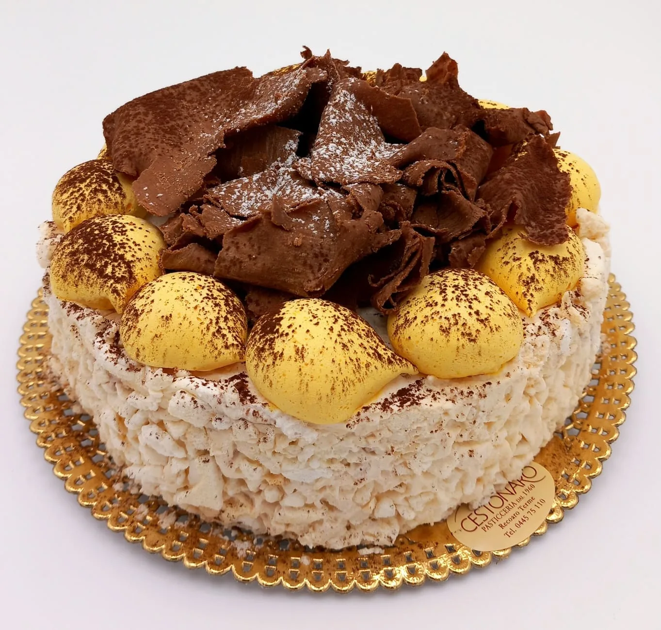 torta-meringata-bigne-crema-scaglie-cioccolato