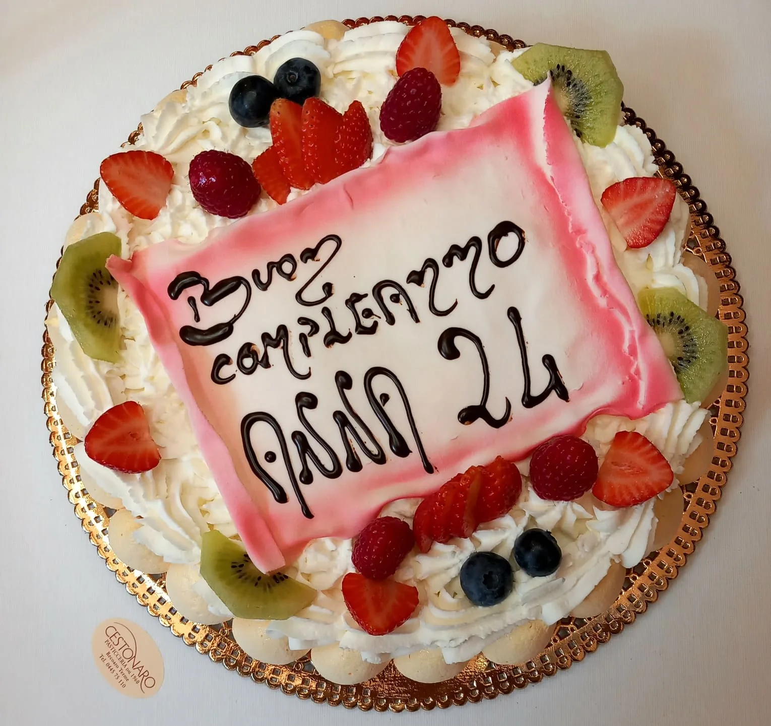 torta-panna-frutta-targa-rosa-personalizzata-cestonaro