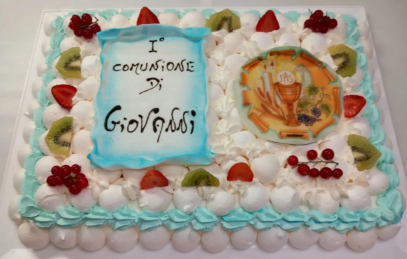 torta-prima-comunione-panna-azzurra-frutta-cestonaro