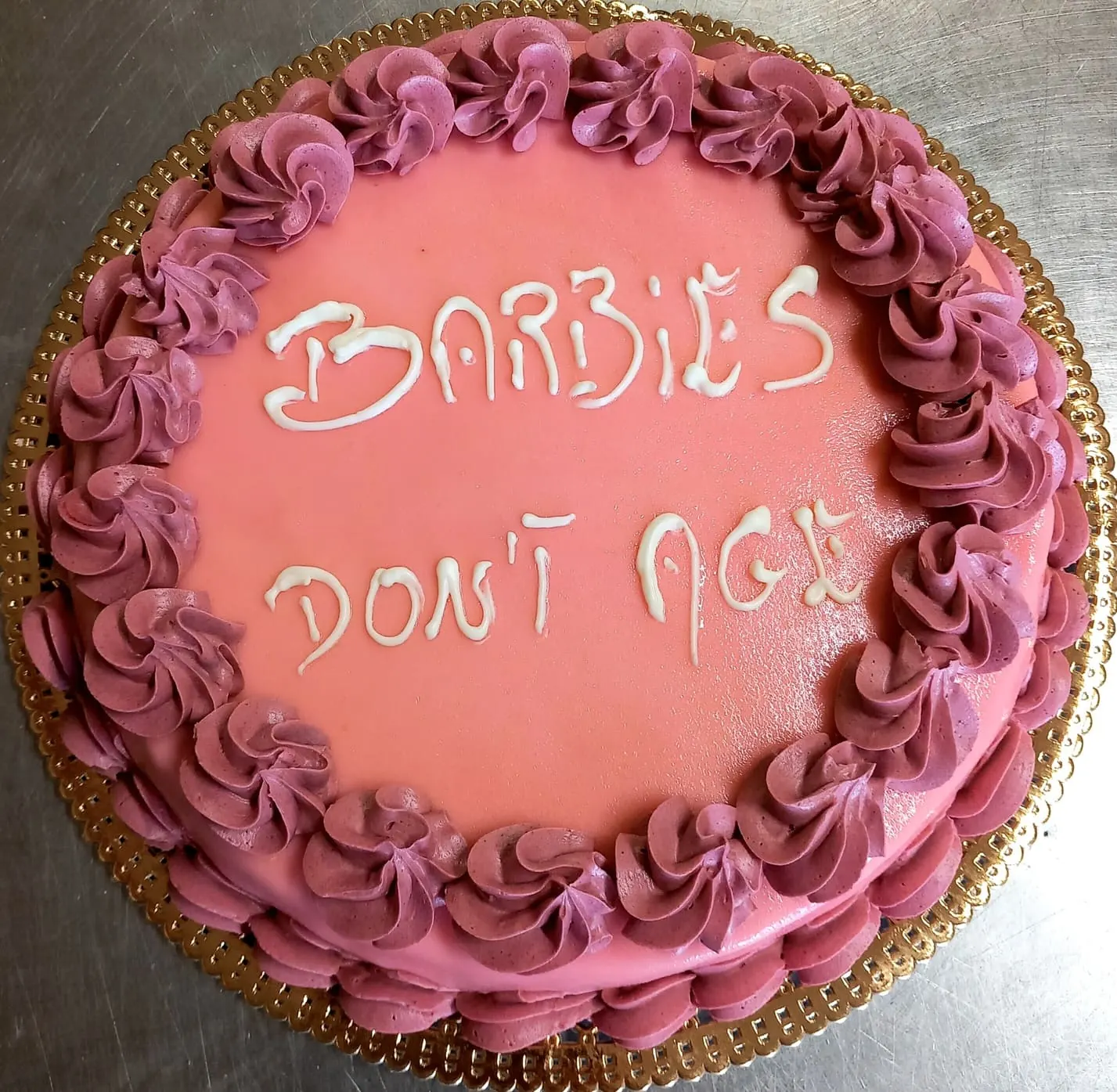 torta-rosa-personalizzata-scritta-ciuffi-di-crema