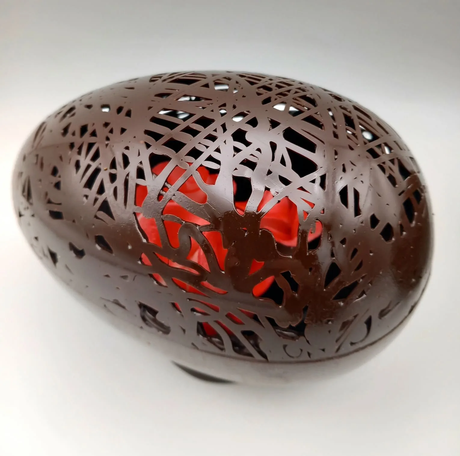 uovo-cioccolato-fondente-traforato-sorpresa