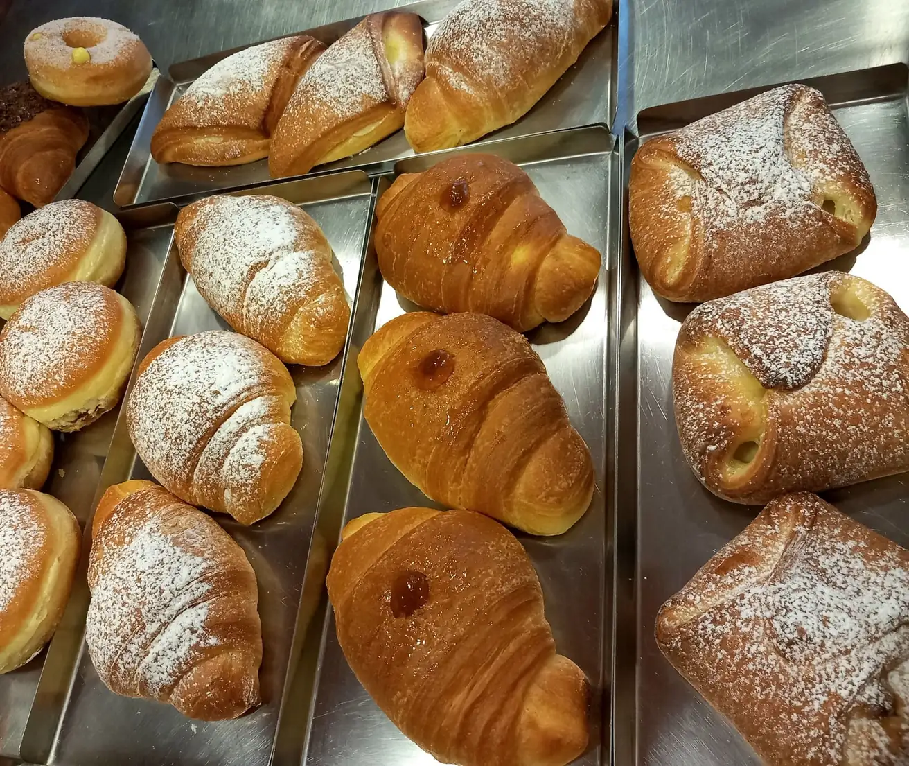 vetrina-brioche-croissant-pasticceria-cestonaro-recoaro-terme