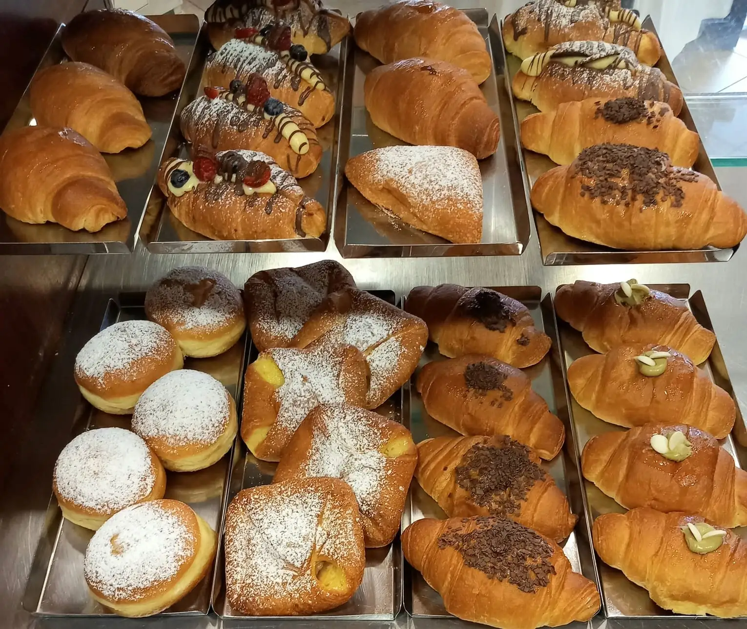 vetrina-croissant-brioche-pasticceria-fresca-recoaro